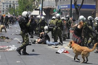 Græske demonstranter blev mødt med uhørt brutalitet under den 24 timers generalstrejke imod nye nedskæringer 11. maj 2011